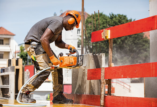 Die STIHL Steinsäge eignet sich optimal zum Nass-Trennen von Beton, Natur- und Mauerstein. STIHL Steinsäge online finden