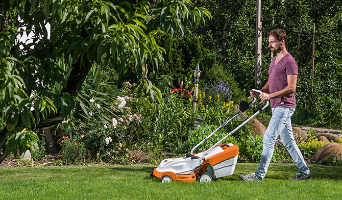 STIHL Akku Rasenmäher sind besonders handlich, leicht und leise. Mit vier verschiedenen Schnittbreiten, gibt es für jeden Garten das passende Modell. STIHL Rasenmäher mit Akku online kaufen