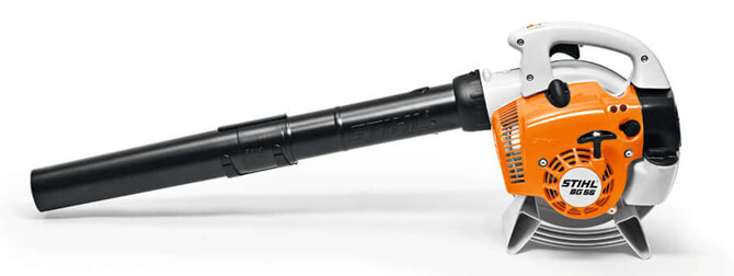 Leistungsfähige Blasgeräte von STIHL sorgen in Windeseile für Ordnung auf dem Grundstück. STIHL Laubbläser mit Benzin online finden