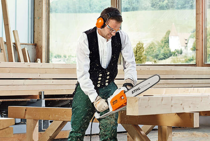 Die elektrischen Kettensägen von STIHL überzeugen durch eine hohe Schnittleistung ganz ohne Abgase und Lärm. Handliche STIHL Elektrosäge finden