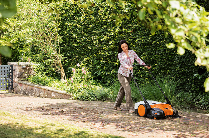 Finde das passende STIHL Kehrgerät für Dein Grundstück. STIHL Kehrgeräte online finden