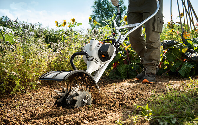 Mit dem Multisystem von STIHL wird die schweißtreibende Arbeit im Garten enorm erleichtert. Bodenfräse aus dem STIHL Multisystem