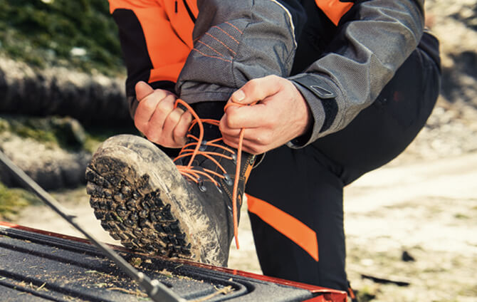 Für den richtigen Schutz bei Arbeiten mit der Motorsäge sorgen robuste Schnittschutzstiefel. STIHL Arbeitsschuhe online finden