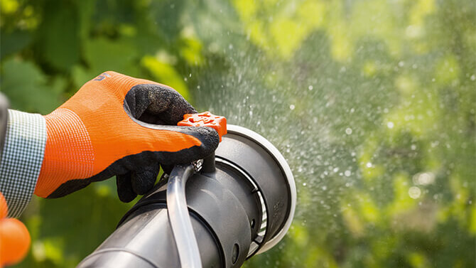 Ein STIHL Sprühgerät wird überall dort gebraucht, wo große Kulturflächen bewässert, gedüngt oder besamt werden müssen. STIHL Sprühgerät mit hoher Sprühweite online finden