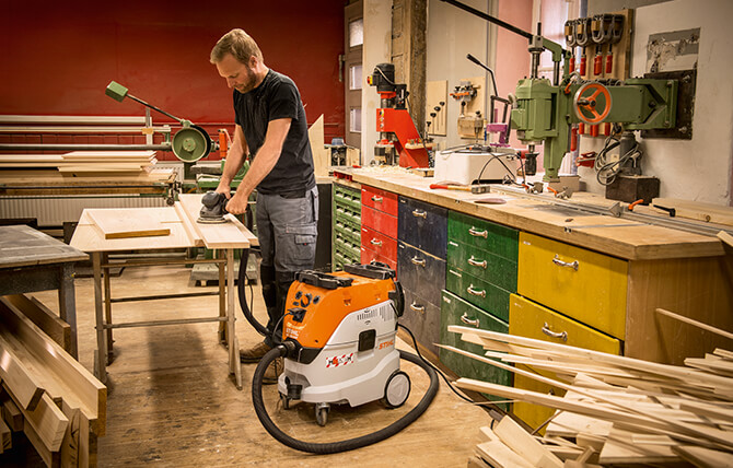 STIHL Staubsauger eignen sich für professionelle Anwendungen in Werkstätten, bei Reinigungsdiensten und in der Industrie. STIHL Staubsauger mit Nass- und Trockenfunktion online finden