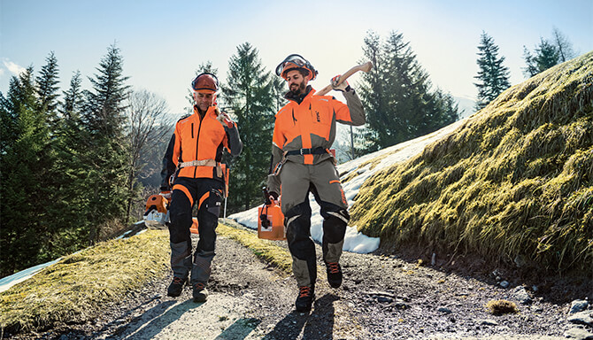 Alle Schnittschutzhosen von STIHL verfügen über einen geprüften Schnittschutz und können somit auch von professionellen Anwendern im Forst getragen werden. STIHL Waldarbeitsanzüge mit Schnittschutzhose online kaufen